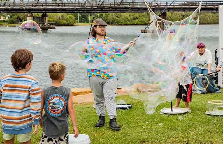 Dante from Hoorai Balloons created enormous fleeting artwork along the riverbank. Photo: Mick Birtles.
