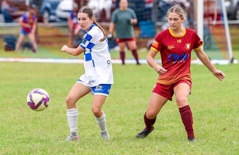 The women’s final between the Urunga Raiders and Macleay Valley Rangers was hotly contested. Photos: David Wigley/North Coast Football.