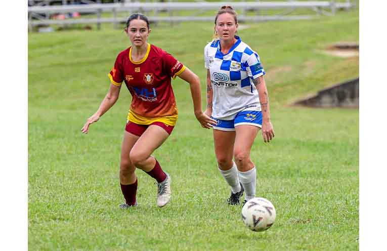 The women’s final between the Urunga Raiders and Macleay Valley Rangers was hotly contested. Photos: David Wigley/North Coast Football.