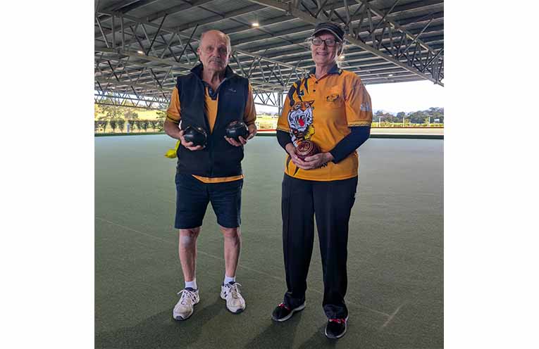 Minor singles winner Mike Oldham (left) and runner-up Tracey Armes (right). Photo: Supplied.