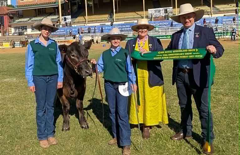 Amy Edge and Heloise Lair with Onward Everlyn W1 Reserve Junior Champion Murray Grey Exhibit.