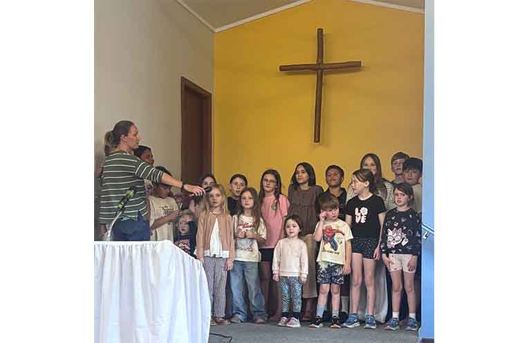 The children sing out.