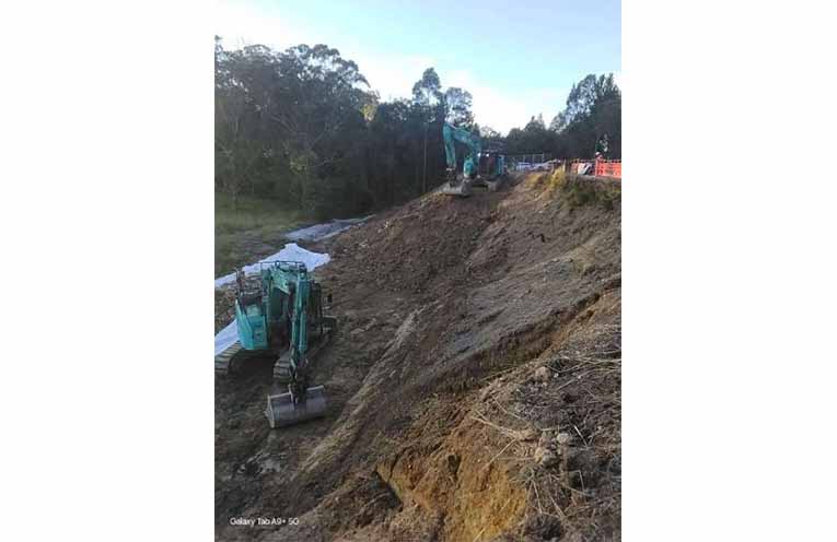 Rockfill starting to be placed on the batter to begin to stabilise the embankment.